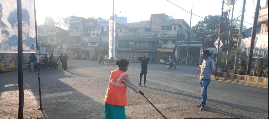 जबलपुर में बदल रही शहर की तस्वीर स्वच्छता अभियान का असर सड़कों और चौराहों पर दिखने लगा