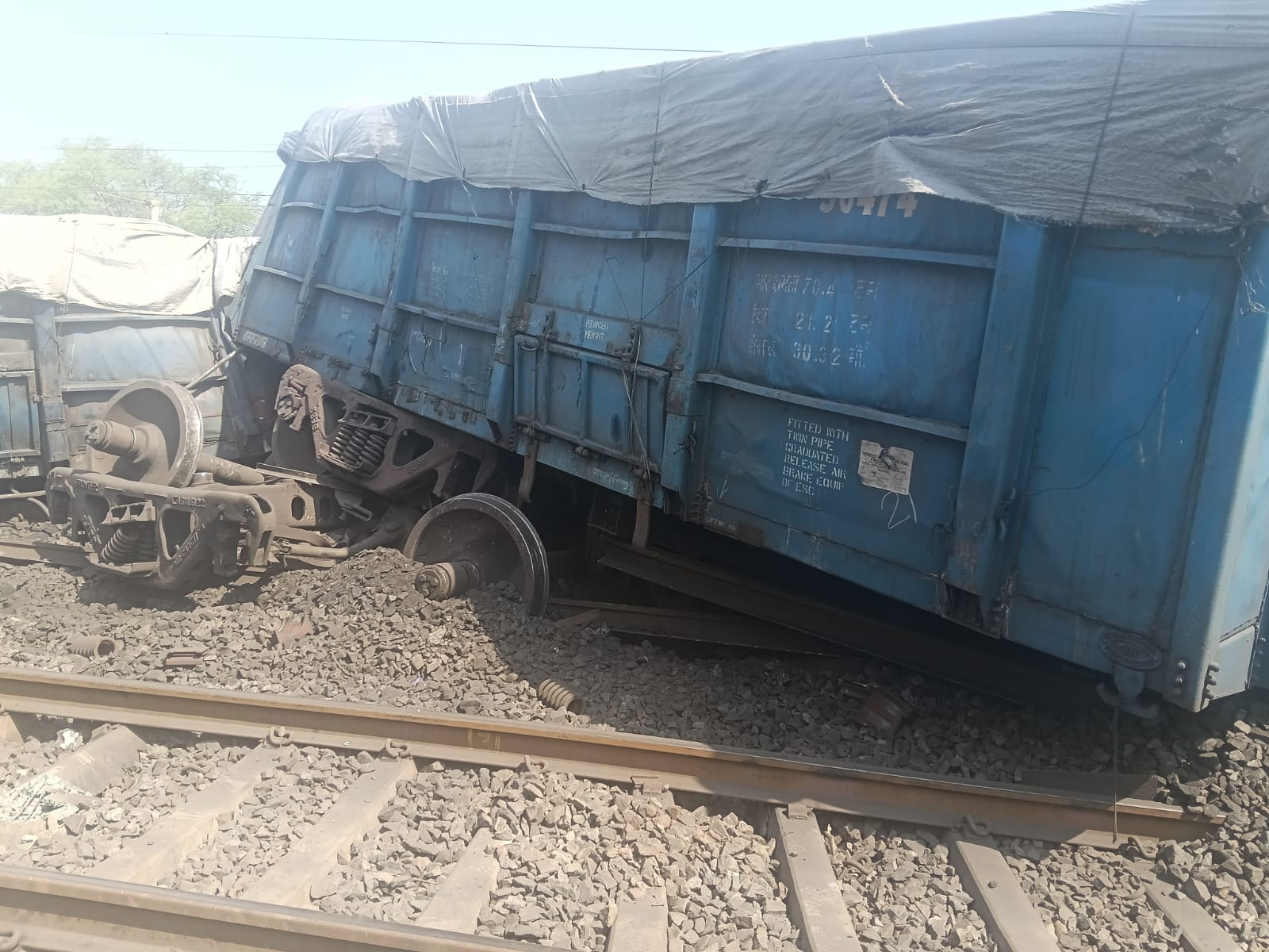 रेल मंडल के कटनी में गुड्स ट्रेन के कई डिब्बे पटरी से उतरे, यातायात ठप, जबलपुर से राहत गाड़ी मौके पर पहुंची