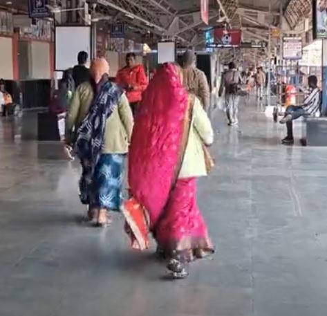 त्यौहार के बाद आसान नहीं हो रहा लौटना, दिल्ली, इंदौर, जयपुर, अहमदाबाद के लिए कन्फर्म टिकट नहीं, ट्रेनों में भारी भीड़