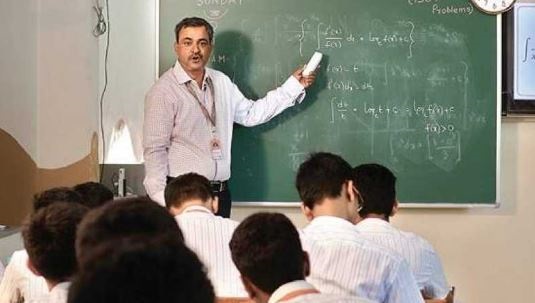 जबलपुर में कॉलेजों के लिए नया नियम, प्रोफेसरों को 6 घंटे 40 मिनट- कर्मचारियों को 8 घंटे रुकना अनिवार्य, सार्थक एप से दर्ज होगी उपस्थिति