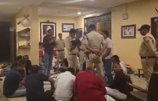 महिला IAS अधिकारी के फार्म में चल रहा था जुआंफड़, 18 जुआंड़ी गिरफ्तार, 13 लाख रुपए नगद जब्त, जबलपुर में पदस्थ रह चुकी