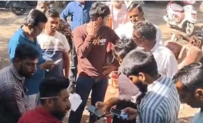 एमपी में गैस सिंलेडर को लेकर मचा हा-हा कार, जबलपुर में कालाबाजारी शुरु, 1300 का घरेलू सिलेंडर बेच रहे हॉकर