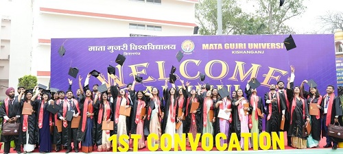 बिहार के माता गुजरी विश्वविद्यालय के पहले दीक्षांत समारोह में मेडिकल, नर्सिंग और फार्मेसी संकाय के 1198 छात्रों को मिली डिग्री, खुशी से झूम उठे विद्यार्थी