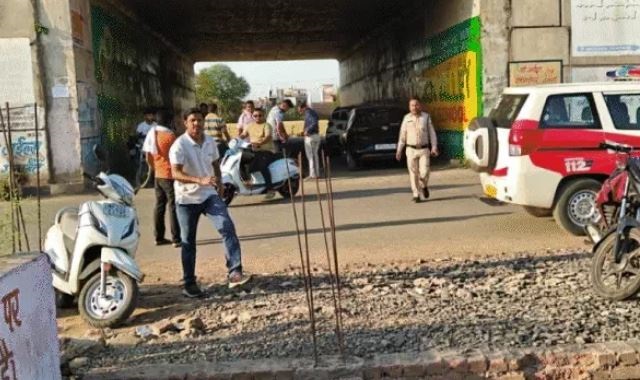 जबलपुर में व्यापारी की कार से 17 लाख की चोरी, टायर बदलते वक्त रुपयों से भरा बैग लेकर भागे बदमाश