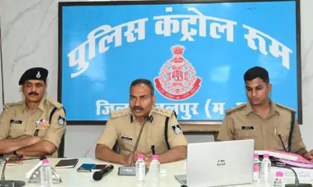 जबलपुर में 26 थानाप्रभारियों को दी सजा, प्रमोशन पर पड़ेगा असर, कंट्रोल रुम में एसपी ने बैठक में की अपराधों की समीक्षा