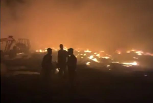 मनेरी में टायर फैक्ट्री में लगी भीषण आग, विस्फोट के बाद हुआ धमाका, जबलपुर-मंडला से पहुंची दमकल टीम, दो घंटे बाद पाया काबू