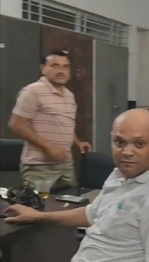 रीवा एसडीएम ऑफिस में शराबखोरी मामले में दो नशेड़ी बाबुओं को कारण बताओ नोटिस जारी