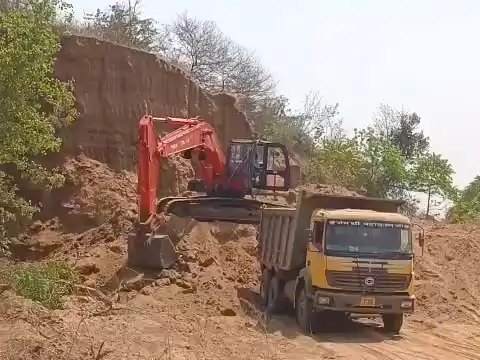 सरकारी काम की आड़ में रेलवे ठेकेदार का कारनामा, अवैध खनन कर पहाड़ काट रहा, ग्रामीणों की आपत्ति पर जांच शुरू