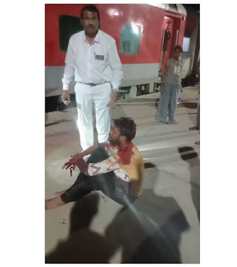 जबलपुर के ट्रेन मैनेजर अनिल तिवारी ने महानगरी एक्सप्रेस में उतरते समय पटरी पर गिरे यात्री के बचाए प्राण