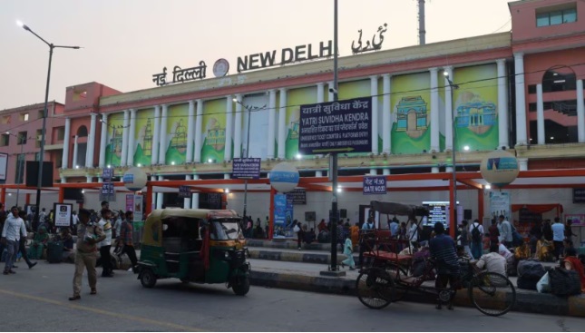 नई दिल्ली रेलवे स्टेशन पर AI कैमरों और QR एंट्री सिस्टम से सुरक्षा और भीड़ प्रबंधन में बड़ा बदलाव