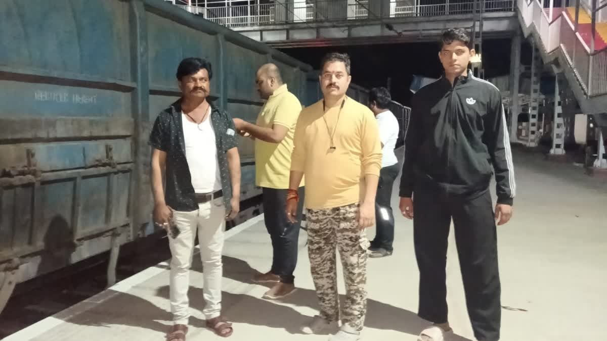 चलती मालगाड़ी की बोगी में भड़की आग, गणेशगंज स्टेशन पर गाड़ी रोककर पाया फायर ब्रिगेड, रेलकर्मियों ने पाया काबू