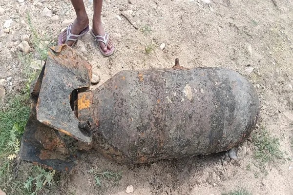 झारखंड : नदी में खुदाई करते समय मजदूरों को मिला 227 किलो का अमेरिकी बम, डिफ्यूज करन सेना की मदद