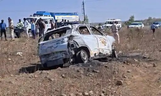 एमपी : सागर के गढ़ाकोटा में में पल भर में पूरी कार जलकर स्वाहा, डॉक्टर बचा, पत्नी की जिंदा जलकर मौत