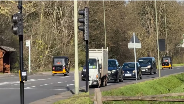 लंदन की सड़कों पर दौड़ा देसी ऑटो, वीडियो देख यादों में खोए भारतीय