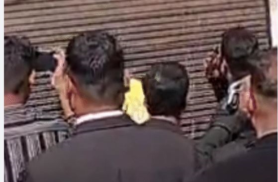जबलपुर में ओला की खराब सर्विस से भड़के वकील, सेंटर पर जड़ा ताला, पार्टस की कर्मी से उपभोक्ता भी आक्रोशित 