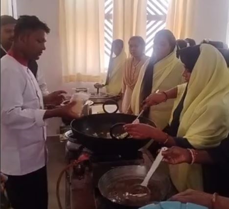 जबलपुर सेंट्रल जेल में महिला बंदियों का 7 दिवसीय प्रशिक्षण शुरू, आत्मनिर्भर बनाने सिखा रहे स्नैक्स-मिठाइयों की रेस्पी
