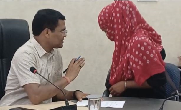 जबलपुर में नगर निगम की जन-सुनवाई में फर्जी नियुक्ति पत्र लेकर कमिश्नर के पास पहुंची युवती, मचा हड़कम्प