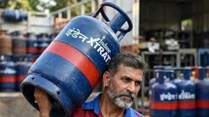 अब 35 दिन बाद हो सकेगी गैस सिलेंडर की बुकिंग, एलपीजी संकट से निपटने सरकार का निर्देश