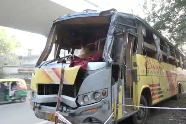 दिल्ली में भीषण हादसा, 25 यात्रियों से भरी बस पलटी, 2 लोगों की मौत, कई यात्री घायल