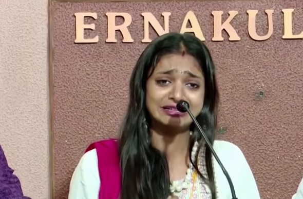 वायरल गर्ल मोनालिसा के सनसनीखेज आरोप, फिल्ममेकर पर बदसलूकी का खुलासा सुरक्षा की लगाई गुहार