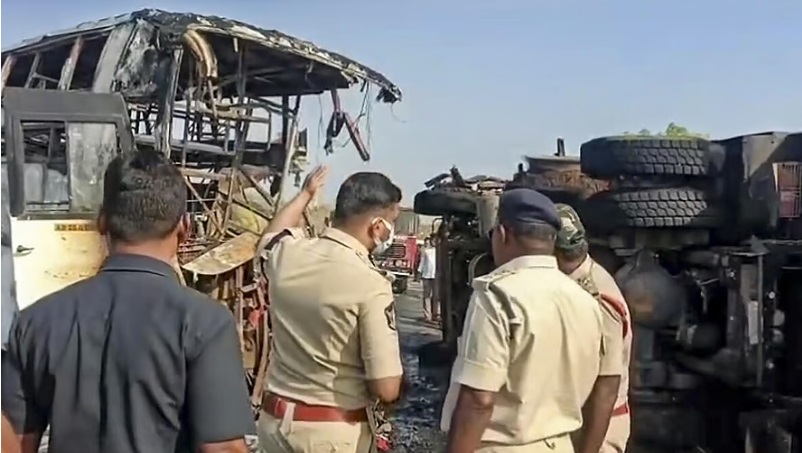 आंध्र प्रदेश में भीषण बस हादसे में 13 यात्रियों की जलकर मौत, तकनीकी खराबी बनी बड़ी वजह