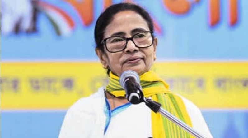 भीषण तूफान में फंसा ममता बनर्जी का विमान आसमान में डेढ़ घंटे तक मंडराने के बाद कोलकाता में सुरक्षित उतरा