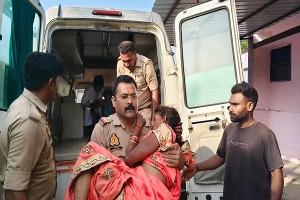 यूपी: कौशाम्बी में मां शीतला के दर्शन कर लौट रहे श्रद्धालुओं की पिकअप के उड़े परखच्चे, 7 लोगों की मौत