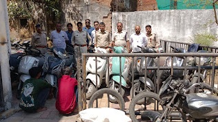 लार्डगंज पुलिस ने तोता और कासिम गैंग को दबोचा, बरामद हुई चोरी की 12 मोटरसाइकिलें