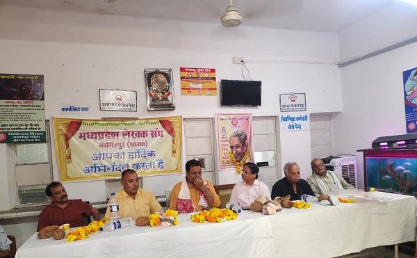 नरसिंहपुर रेलवे हिंदी पुस्तकालय का नामकरण भवानी प्रसाद मिश्र के नाम पर भव्य काव्य गोष्ठी
