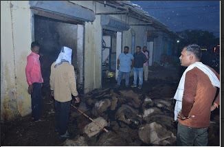 कृषि उपज मंडी में भीषण आग लगने से मचा हड़कंप लाखों के बारदाने जलकर हुए खाक