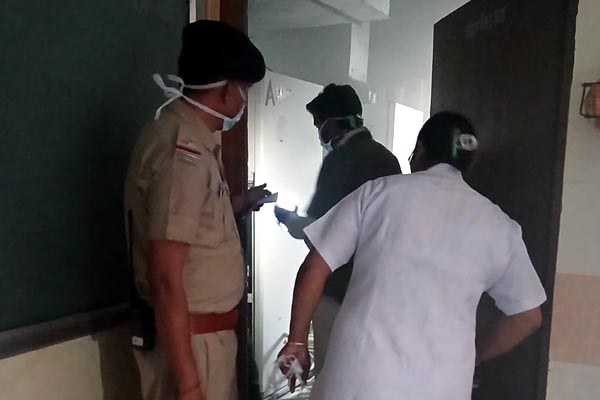 जबलपुर के रेलवे अस्पताल के आईसीयू में भड़की आग, मची अफरातफरी, स्टाफ ने सक्रियता दिखाकर पाया काबू