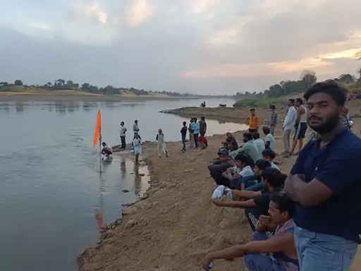 एमपी : नर्मदा नदी में 16 यात्री और 5 बाइक से लदी नाव पलटी, चार बहादुर युवकों ने बचाई सभी की जान