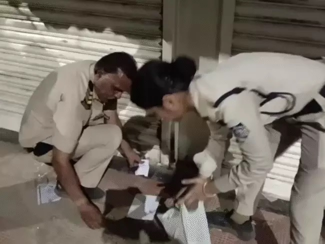 जबलपुर : शराब दुकान खोलने पर मदन महल लिंक रोड पर आधी रात को मचा बवाल, भड़के लोग, दुकान सील