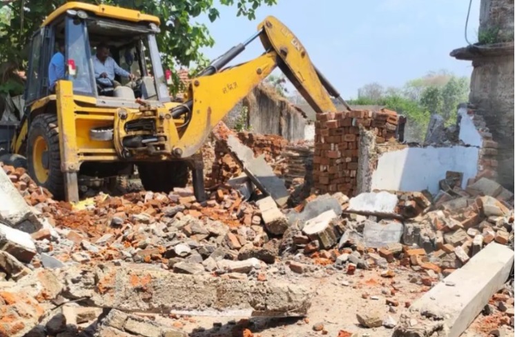 सरकारी जमीन पर अवैध धार्मिक निर्माण पर चला प्रशासन का बुलडोजर