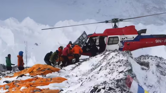 माउंट एवरेस्ट पर 165 करोड़ का सनसनीखेज इंश्योरेंस घोटाला, ट्रैकर्स को बीमार बनाकर वसूले जाते थे करोड़ों