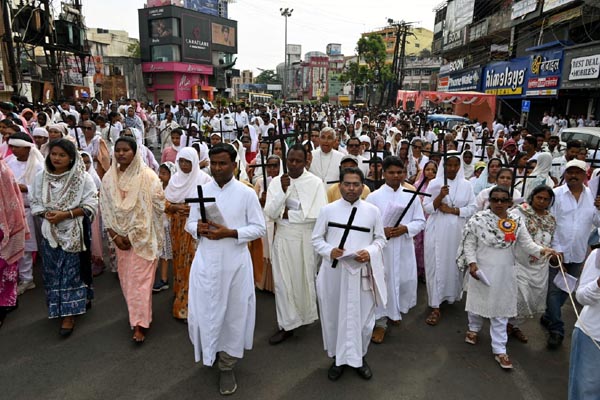 गुड फ्राइडे पर जबलपुर में मसीही समाज ने निकाली गई क्रूस यात्रा, प्रभु यीशू के बलिदान को किया याद