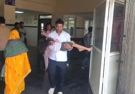 एमपी : टायर फटने से खाई में गिरी कार, महिला की मौत, 5 घायल, उज्जैन में दर्शन कर ग्वालियर जाते समय हादसा