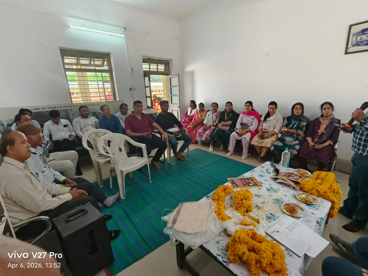 रेलवे राजभाषा विभाग द्वारा महाकवि माखनलाल चतुर्वेदी जी की जयंती पर रेलवे स्टेशन पर काव्य गोष्ठी का आयोजन