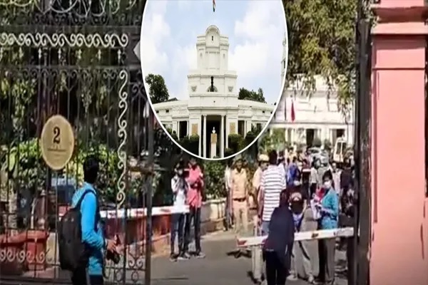 दिल्ली विधानसभा की सुरक्षा में बड़ी सेंध : मेन गेट तोड़कर अंदर घुसी कार, मचा हड़कंप