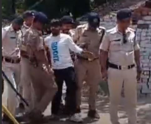 जबलपुर में कुख्यात बदमाश बाबू सिंधी एनएसए में गिरफ्तार, पुलिस ने निकाला जुलस, 22 अपराधिक मामलों में पुलिस को थी तलाश