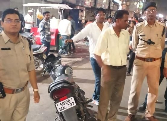 जबलपुर में वाहन चेकिंग में पकड़ी गई चोरी की मोटर साइकल, नम्बर प्लेट में थे तीन अंक