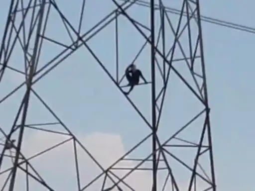 जबलपुर : 200 फीट ऊंचे बिजली टावर पर चढ़ा प्रेमी, गर्लफ्रेंड के शादी के वादा पर नीचे आया