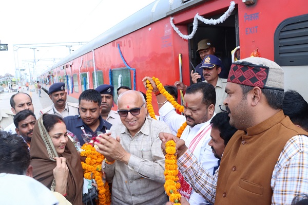 धनबाद-एलटीटी मुंबई एक्सप्रेस का जबलपुर होकर नियमित संचालन प्रारंभ, ब्यौहारी स्टेशन पर सांसद, विधायक ने किया स्वागत