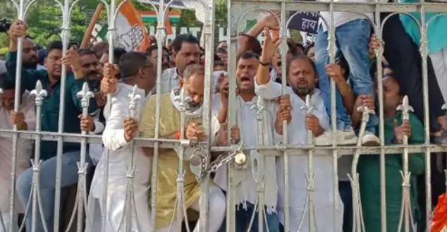 कांग्रेस पार्षदों ने नगर निगम में की तालाबंदी की, जबलपुर में सफाई व्यवस्था- टैक्स वृद्धि पर विरोध, बोले महीनों तक कचरा नहीं उठता