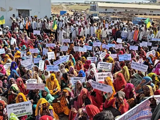 एमपी: छतरपुर में केन-बेतवा परियोजना का काम दूसरे दिन भी ठप, आदिवासी-किसानों ने बांध स्थल पर किया प्रदर्शन