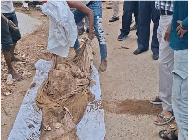 जबलपुर में एक साल बाद कब्र से निकाली गई लाश, हाईकोर्ट ने कहा, देरी बर्दाश्त नहीं होगी, मृतक के भाई ने हत्या के लगाए थे आरोप