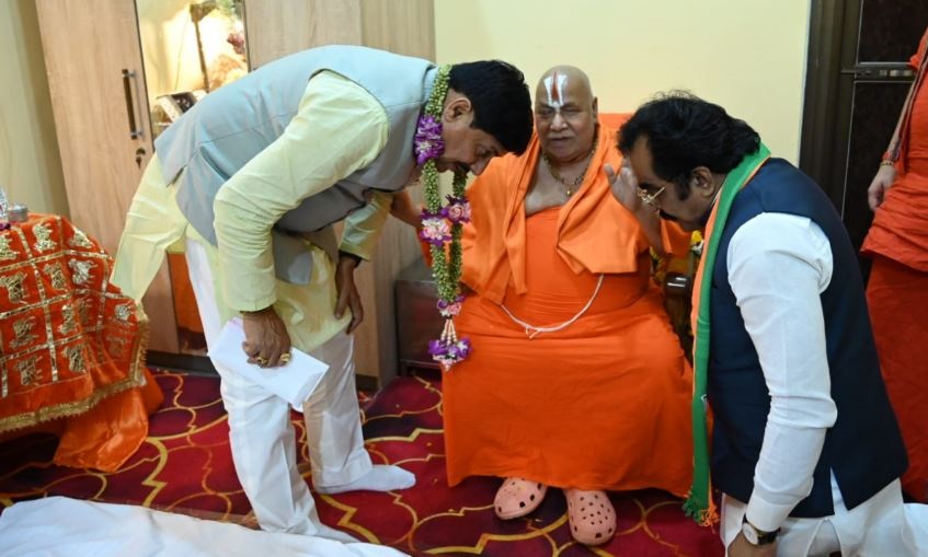 जबलपुर में तुलसीपीठाधिश्वर स्वामी रामभद्राचार्य जी महाराज का सीएम मोहन यादव ने लिया आर्शीवाद