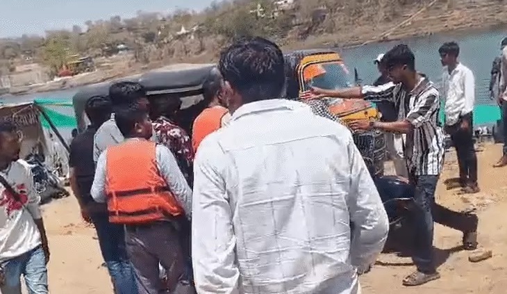 एमपी: ओंकारेश्वर में नर्मदा नदी में नौका विहार के दौरान नाव पलटने से 10 श्रद्धालु डूबे, सभी को निकाला, दो गंभीर