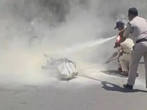 जबलपुर: हाईकोर्ट के 6 नंबर गेट के सामने चलती बाइक में लगी आग, सुरक्षाकर्मियों ने आग पर काबू पाया