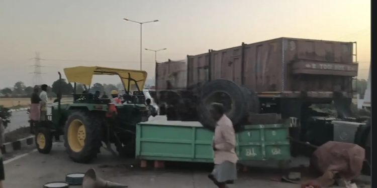 एमपी: मैहर में सड़क हादसा, खड़े ट्रैक्टर-ट्रॉली को ट्रेलर ने मारी टक्कर, 15 घायल, 2 गंभीर